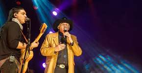 Sérgio Reis se apresenta com o filho Bavini em São Paulo