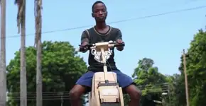 Jovem cria motocicleta de madeira com painel solar e Bluetooth