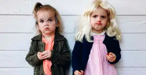 Gêmeas fazem sucesso no Instagram usando fantasias fofas