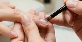 O cuidado que transforma suas unhas e devolve resistência