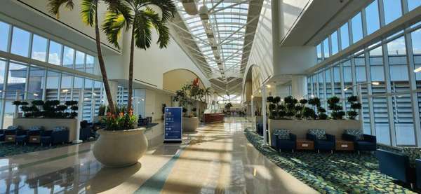 A estação da Brightline em Orlando fica próximo ao Terminal C do Aeroporto Internacional