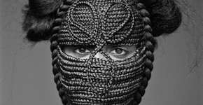 Com máscaras de tranças, fotógrafa cria ensaio que mistura escultura, design e moda