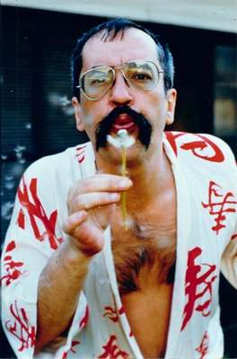 Leminiski assoprando a flor