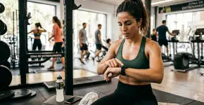 A rotina ideal para uma pessoa normal, com 34 dias de treino de força, 1 hora de treino por dia e 1 ou 2 refeições livres por semana, é adequada