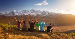 Empresa contrata jovens para viajar o mundo com tudo pago