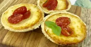 Receita prática de empadinha caprese que desmancha na boca