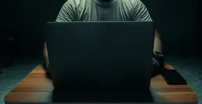 Passar muito tempo na internet aumenta risco de disfunção erétil, indica estudo chinês