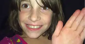 Menina com autismo ganha 78 camisetas iguais a sua favorita