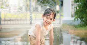 Brincar com água é sinônimo de leveza e imaginação