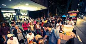 Futebol de botão, cerveja e samba em plena avenida Paulista