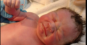 Bebê segurando DIU é sucesso na web, mãe engravidou usando método