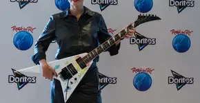 Guitarra colorida celebra diversidade no Rock in Rio