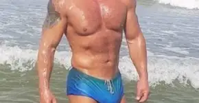 Record demite apresentador após vazar foto de sunga na praia