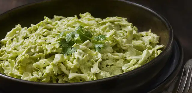 A salada da deusa que conquistou o TikTok e vai te surpreender com tanto sabor