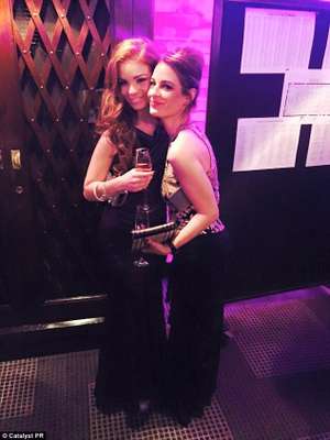 A semelhança entre as duas começou após a mãe realizar uma cirurgia bariátrica e perder muito peso (Foto: Reprodução/Daily Mail)