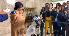 Damares Alves reúne imprensa, ignora perguntas e sai sem falar nada