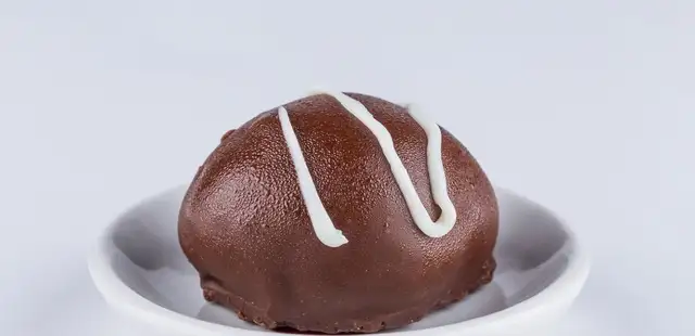 Faça um bombom fitness gelado de uva com 3 ingredientes