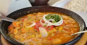 Moqueca de camarão cremosa que vai transportar você direto para a Bahia