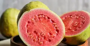 Goiaba: 8 benefícios da fruta para a saúde