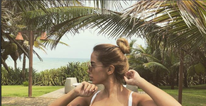 Biquíni de Anitta deixa mamilos cobertos apenas com adesivo