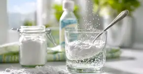 Para que serve a mistura de água oxigenada e bicarbonato?