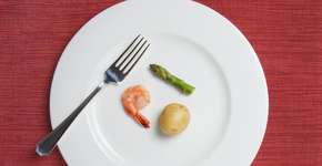 Comer em um prato menor reduz 159 calorias diárias, diz estudo