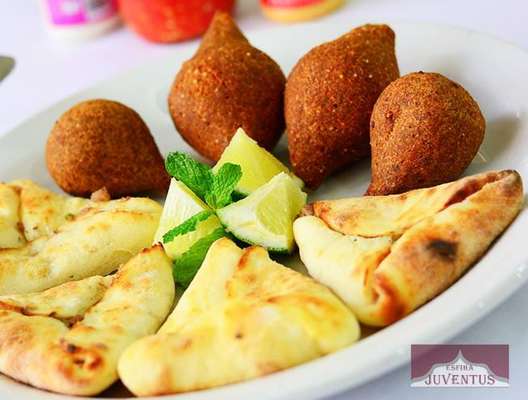 Esfihas fechadas e kibes fritos. Foto: Reprodução/Facebook @Esfiharia Juventus