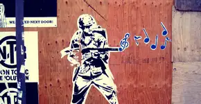 Lambe-lambe pelas paredes cinzas da cidade