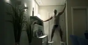 Publicitário faz vídeo clipe hilário para vender seu apartamento