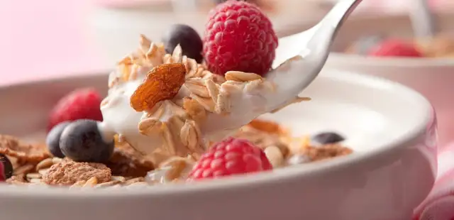 Iogurte com granola e frutas é uma obra-prima; aprenda a fazer