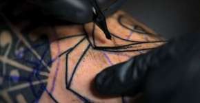 Em câmera lenta, vídeo registra agulha de tatuagem na pele