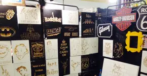 Feito por família, trabalho artístico em madeira e azulejos roda o mundo