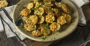 Chips de abobrinha empanada que são saudáveis, fáceis e viciantes!