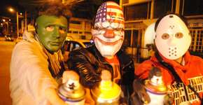 Coletivo de artistas usa graffiti e criatividade para protestar contra buracos nas ruas de Bogotá