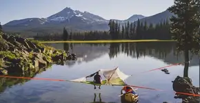 Barraca de camping vira casa na árvore sem agredir vegetação