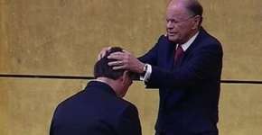 Bolsonaro recebe unção de Edir Macedo no Templo de Salomão