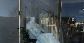 Loja de vestidos de noiva coloca manequim cadeirante em vitrine