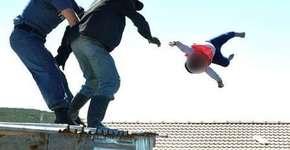 Pai joga a filha do telhado e policial consegue salvá-la