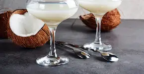 Como fazer licor de coco caseiro em 5 minutos – e com apenas 3 ingredientes