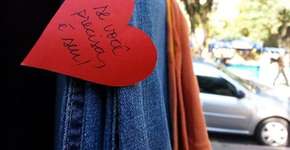 Gaúchos espalham cabides para doação de agasalhos