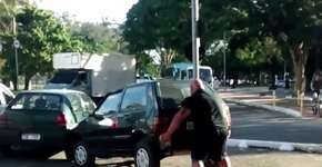 Ciclista levanta carro no braço e o tira do meio da ciclovia