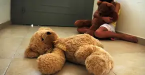 Mulher flagra companheiro estuprando filha de seis anos durante a madrugada