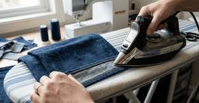 O método japonês para ajustar a barra da calça jeans em casa usando apenas o ferro de passar.
