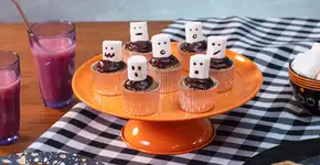 Bolinho integral de banana fantasma para animar o Halloween