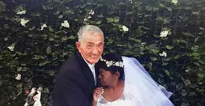 Há 20 anos, homem leva mulher que ama em um carrinho de mão