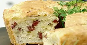 Bolo de pão de queijo com linguiça e provolone da Ana Maria Braga