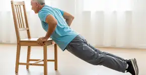 Exercícios físicos na cadeira para braços tonificados a partir dos 55 anos