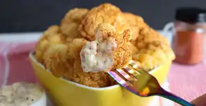 Couve-flor assada com molho de alho para comer de joelhos