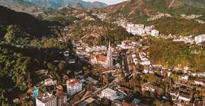 Cidade rústica perto do Rio de Janeiro já foi a casa de Dom Pedro I e tem clima frio perfeito para casais