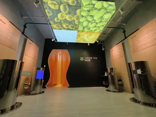 Tudo isso acontece em salas super didáticas e sensoriais onde é possível até cheirar e provar um grão de cereal de cevada e também de lúpulo e levedura